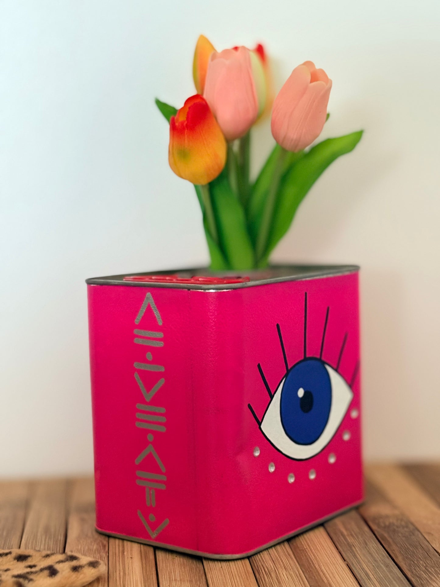 Vase en métal upcyclé Œil rose