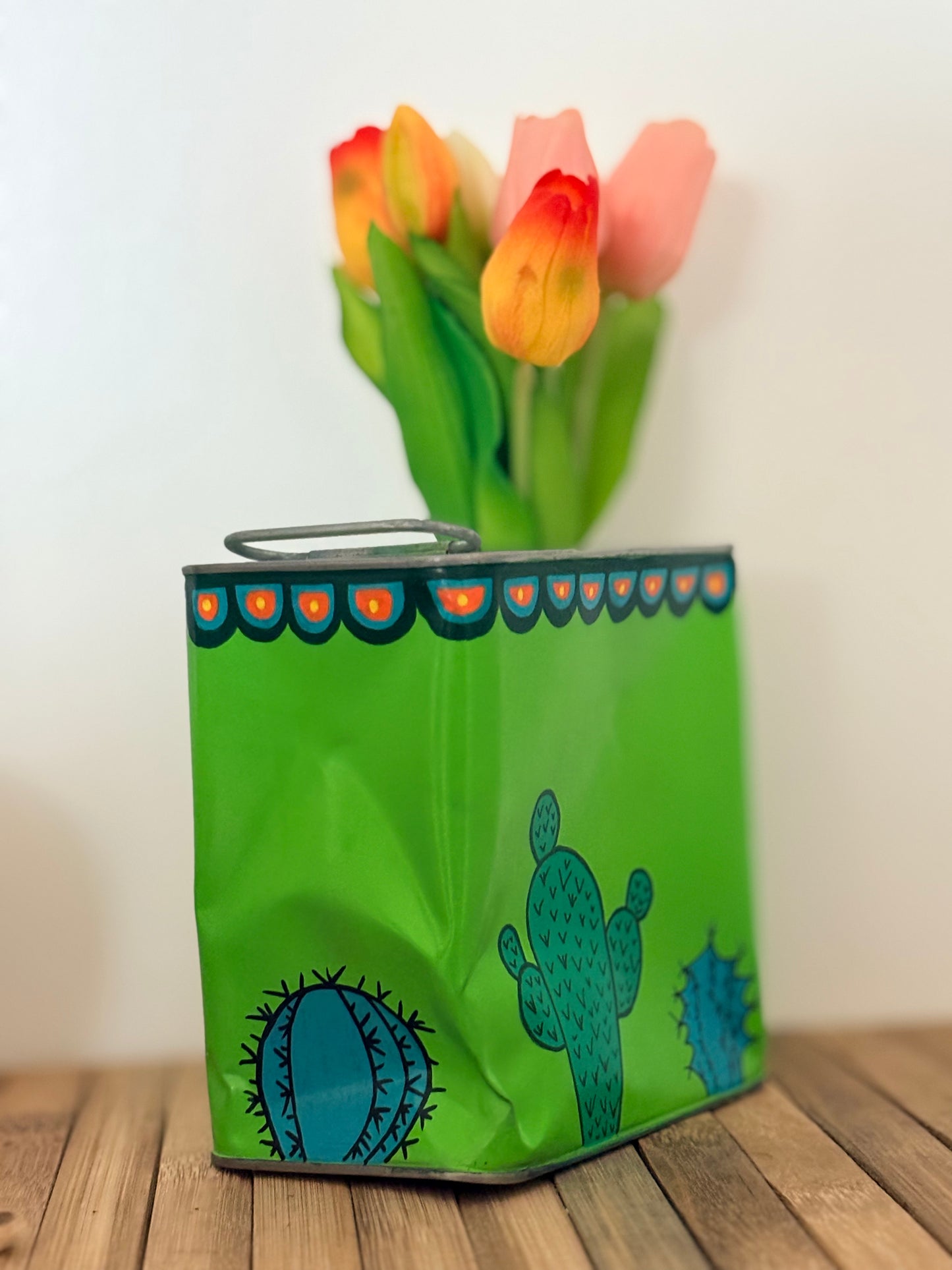 Vase en métal upcyclé – Cactus